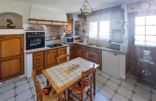 Quux-Haut-Mainil House | Cozy Getaway: Perfect Vacation Home for Families