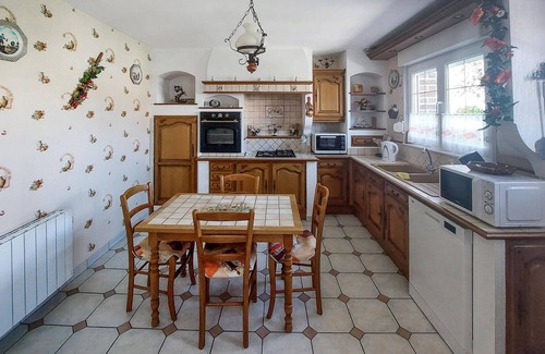 Quux-Haut-Mainil House | Cozy Getaway: Perfect Vacation Home for Families