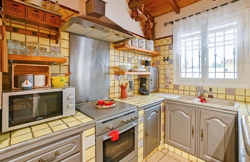 Arles House | Cozy 1 Bedroom Retreat with Pool in Raphèle-les-Arles