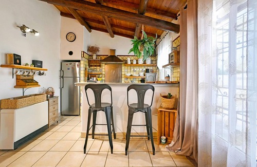 Arles House | Cozy 1 Bedroom Retreat with Pool in Raphèle-les-Arles