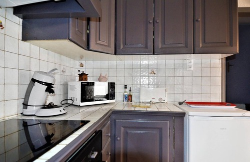 Arles House | Relaxing Getaway in a Practical Home with Spa & Breakfast