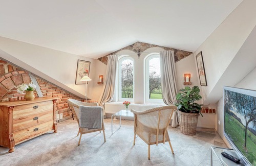 Ausacker House | Modern 2-Bedroom Accommodation with Lake View in Ausacker