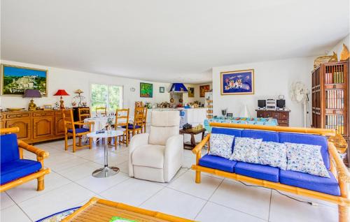 Autoire House | Inviting Autoire Home with Outdoor Pool for Family Fun