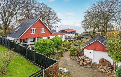 Hvidbjerg Strand House | Cozy Home in Børkop with Kitchen - Perfect for Families