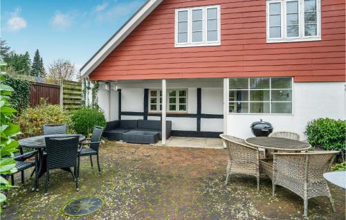 Hvidbjerg Strand House | Cozy Home in Børkop with Kitchen - Perfect for Families