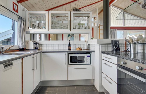 Tversted House | Relaxing 4-Bedroom Retreat with Pool & Ocean Views in Bindslev