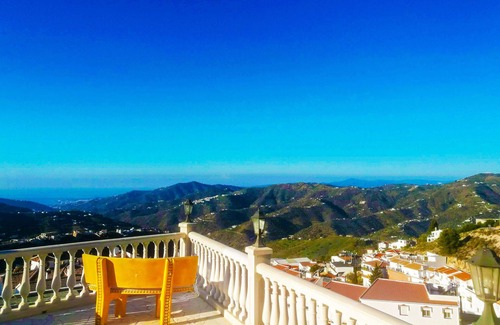 Competa House | Family-Friendly 3 Bedroom Stay in Cómpeta with Pool