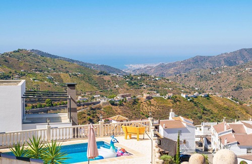 Competa House | Family-Friendly 3 Bedroom Stay in Cómpeta with Pool