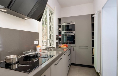 Calci House | Modern 2-Bedroom Getaway in Scenic Calci with Pool