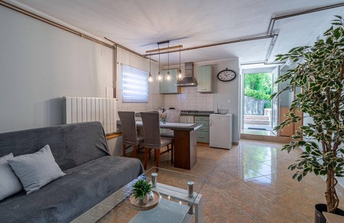 Cerovlje House | Exceptional 4-Bedroom Stay in Cerovlje with Pool & Spa