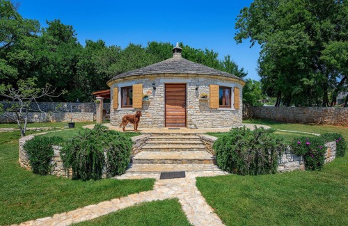 Cabrunici House | Cozy 1 Bedroom Retreat in Cukrici with Private Pool