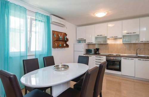 Orebic House | Enjoy 2-Bedroom Retreat with Ocean View in Dingac