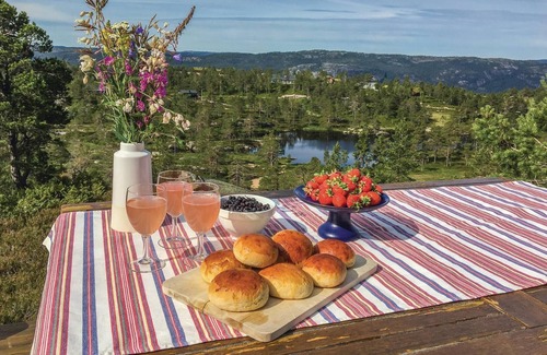 Øvre Ramse House | Spacious 5-Bedroom Accommodation with Lake Views in Dølemo