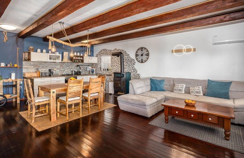 Klanfari House | Discover a Cozy Vacation Retreat by the Ocean