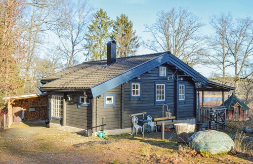 Farstanaset House | Idyllic Log Cabin Retreat on Lake Magelungen's Shores