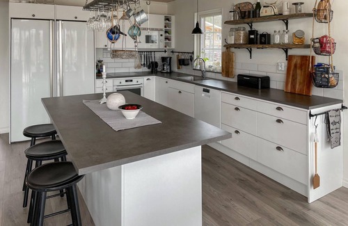 Orebro County House | Cozy Lakeside Retreat with Spa and Breakfast Included
