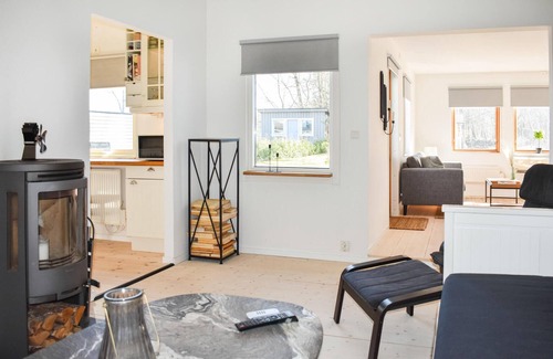 Hoor House | Charming Cottage Retreat by Lake Sätoftasjön with Spa