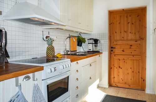 Hoor House | Charming Cottage Retreat by Lake Sätoftasjön with Spa