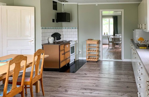 Fargelanda Municipality House | Family-Friendly 4 Bedroom Stay with Lake View in Högsäter