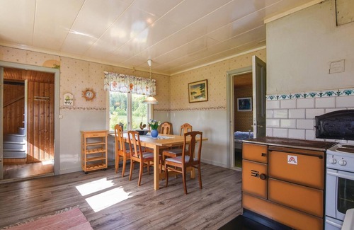 Fargelanda Municipality House | Family-Friendly 4 Bedroom Stay with Lake View in Högsäter