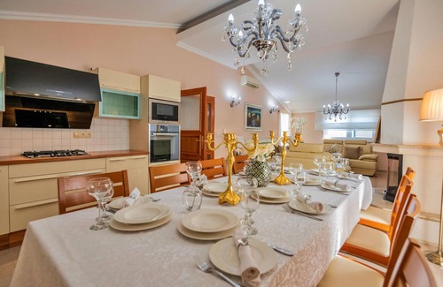Imotski House | Spacious 8 Bedroom Retreat with Pool in Imotski
