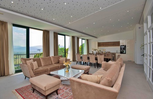 Imotski House | Spacious 8 Bedroom Retreat with Pool in Imotski