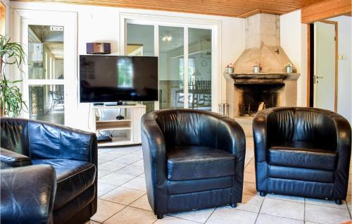 Kopingsvik House | Beautiful Home in Kpingsvik with Pool and Kitchen Amenities
