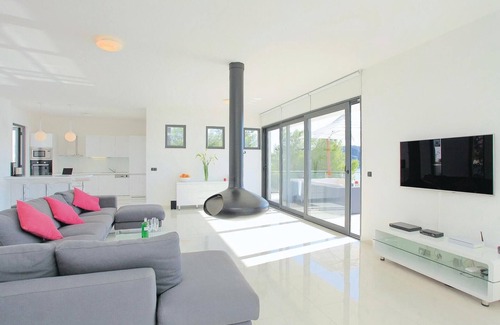 Blato House | Elegant 6 Bedroom Accommodation with Ocean Views in Karbuni