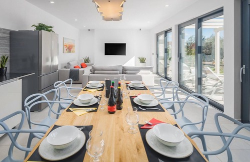Kastelir House | Comfortable 4 Bedroom Retreat in Kastelir with Pool