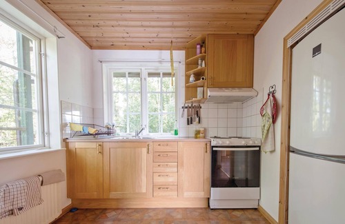Eskilstuna House | Relaxing 3 Bedroom Retreat with Lake View in Kvicksund