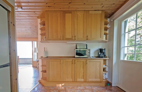 Eskilstuna House | Relaxing 3 Bedroom Retreat with Lake View in Kvicksund