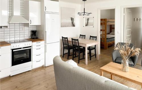 Hagaby House | Pet Friendly Retreat in Lttorp with Kitchen Amenities