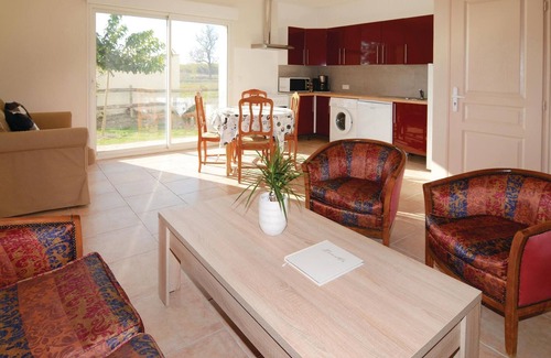 Le Sambuc House | Family-Friendly 2 Bedroom Getaway in Le Sambuc with Pool
