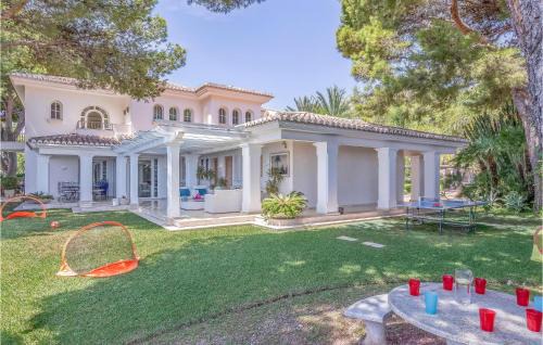 Pinares de San Anton House | Family-Friendly 7 Bedroom Home with Pool in Málaga