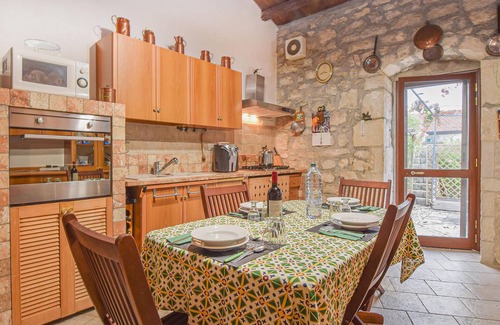 Casa Papa House | Cozy Villa with Private Outdoor Space and Pool Access