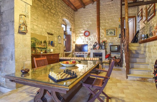 Casa Papa House | Cozy Villa with Private Outdoor Space and Pool Access
