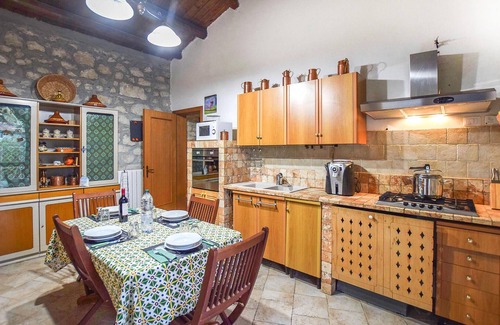 Casa Papa House | Cozy Villa with Private Outdoor Space and Pool Access