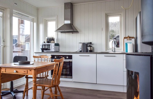 Lund House | Scenic Cottage with Panoramic Lake Views and Spa Access
