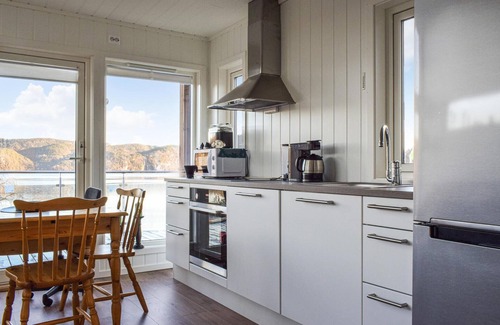 Lund House | Scenic Cottage with Panoramic Lake Views and Spa Access