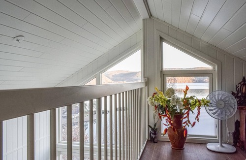 Lund House | Scenic Cottage with Panoramic Lake Views and Spa Access