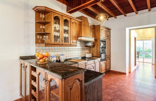 Muros House | Coastal Retreat with Ocean View and Family-Friendly Amenities