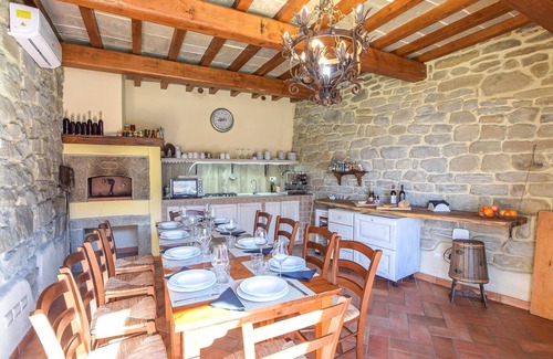 Bibbiena House | Spacious 4-Bedroom Retreat in Pian del Ponte with Pool