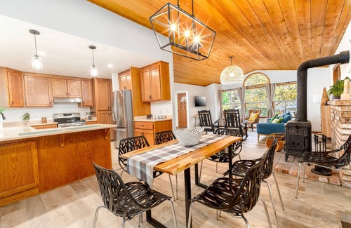 Placerville House | Delightful Pollock Pines Home with Hot Tub & Lake View