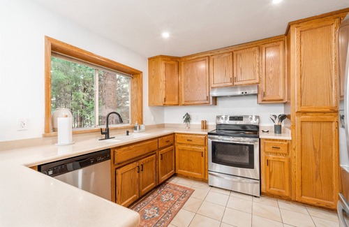 Placerville House | Delightful Pollock Pines Home with Hot Tub & Lake View