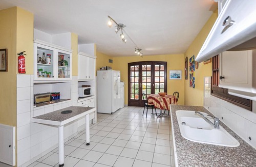Prades House | Spacious 5 Bedroom Retreat with Pool in Prades