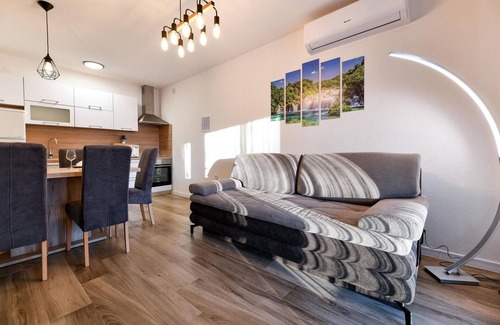 Oklaj House | Entertainment Oasis with Pool, Spa & Family-Friendly Fun