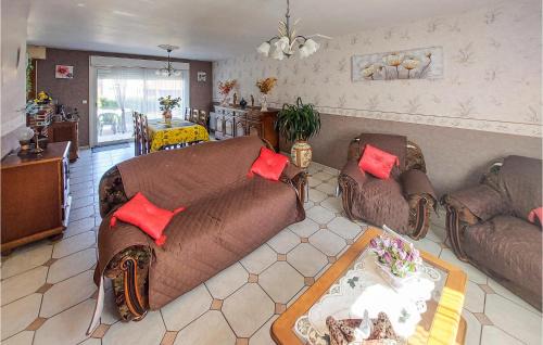 Quux-Haut-Mainil House | Welcoming Home in Quoux-Haut-Maînil with Free Wifi