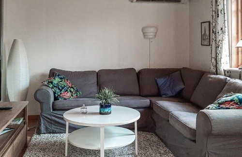 Roke House | Inviting Rke Home with Free Wifi and Family-Friendly Amenities