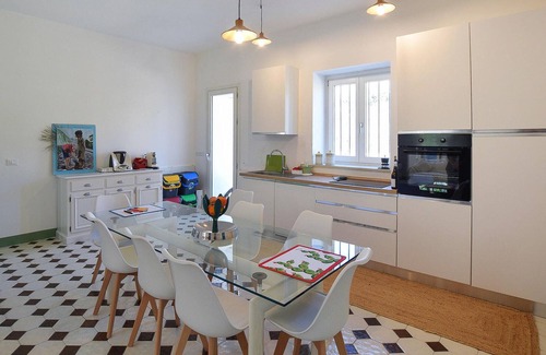 Ragusa House | Spacious 3 Bedroom Accommodation with Lake View in Ragusa