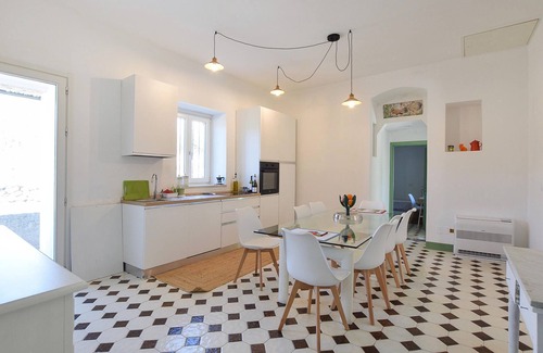 Ragusa House | Spacious 3 Bedroom Accommodation with Lake View in Ragusa